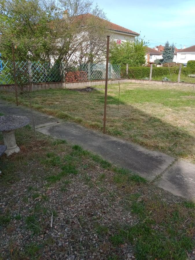 Maison Entiere Avec Parking, Garage Et Jardin Монлюсон Экстерьер фото